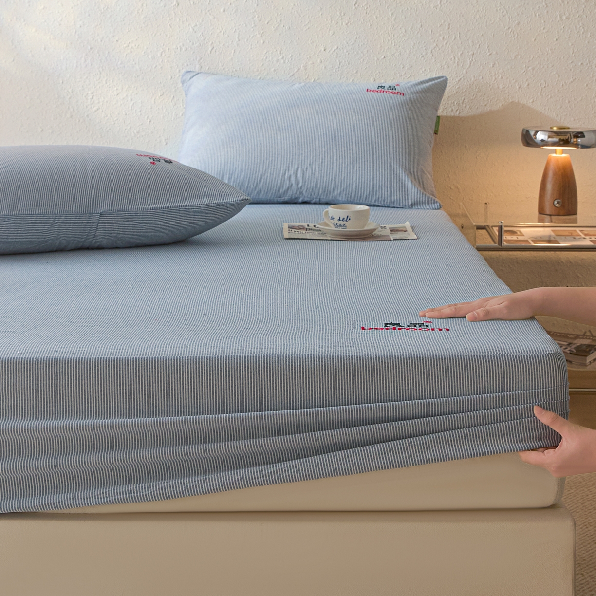 91家纺网 家纺一手货源 找家纺 芬晴家纺 2026新款纯棉密条+纯色单层床笠 条纹-牛仔蓝