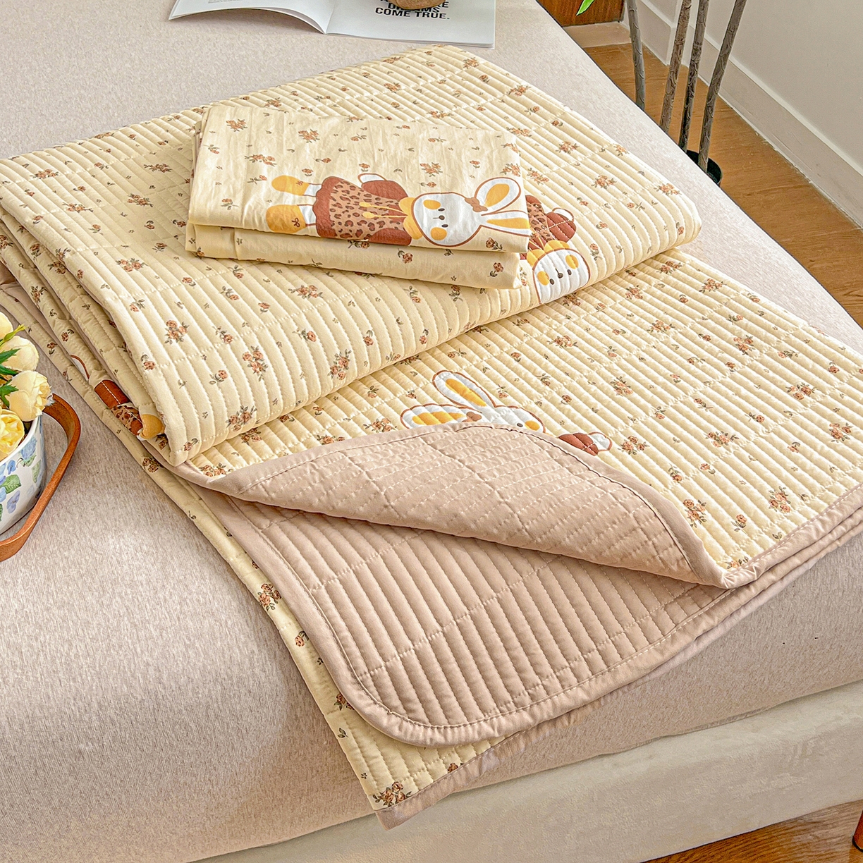 91家纺网 家纺一手货源 找家纺 梦纤绒 2026新款亲肤舒适仿棉印花床盖四件套 萌萌兔