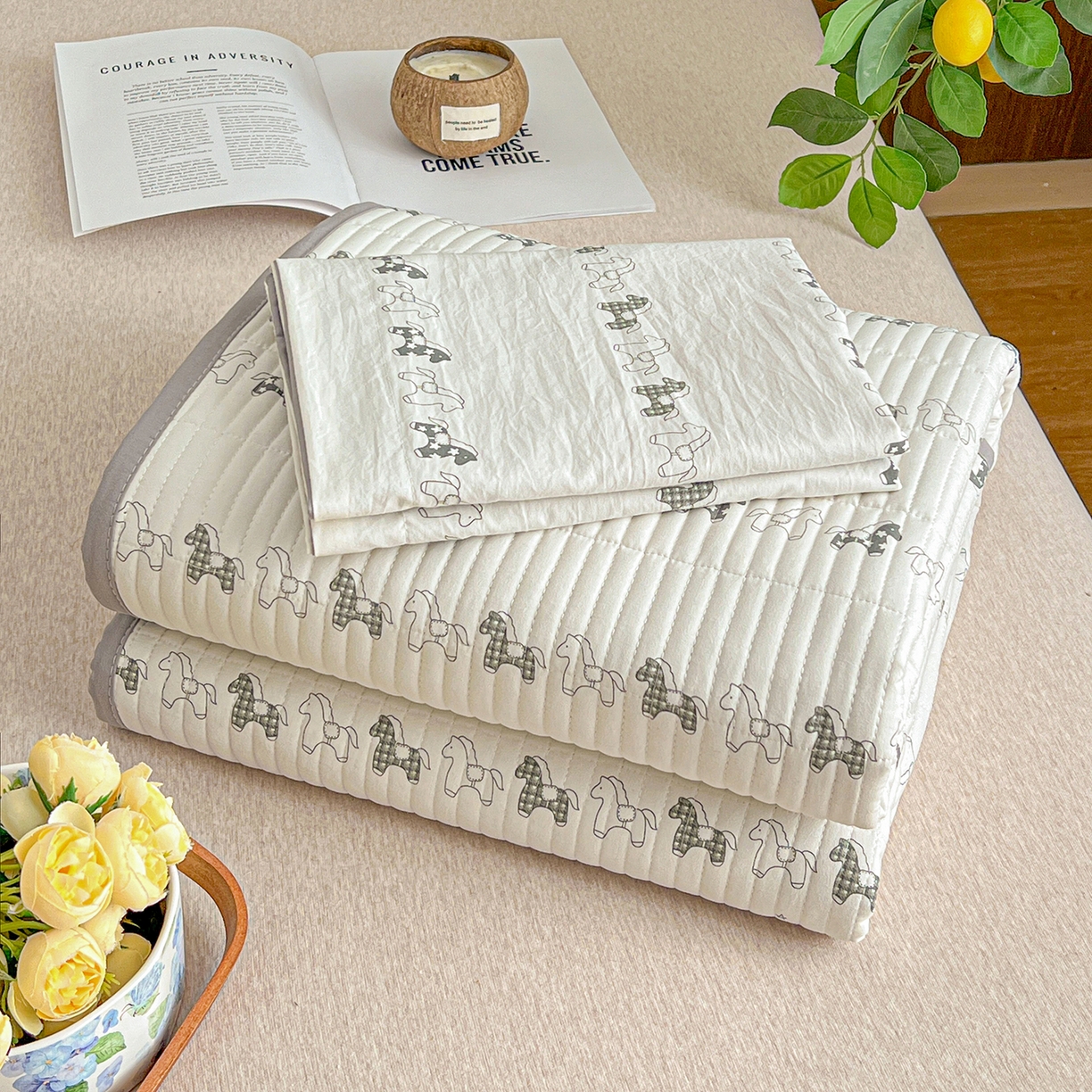 91家纺网 家纺一手货源 找家纺 梦纤绒 2026新款亲肤舒适仿棉印花床盖四件套 小木马