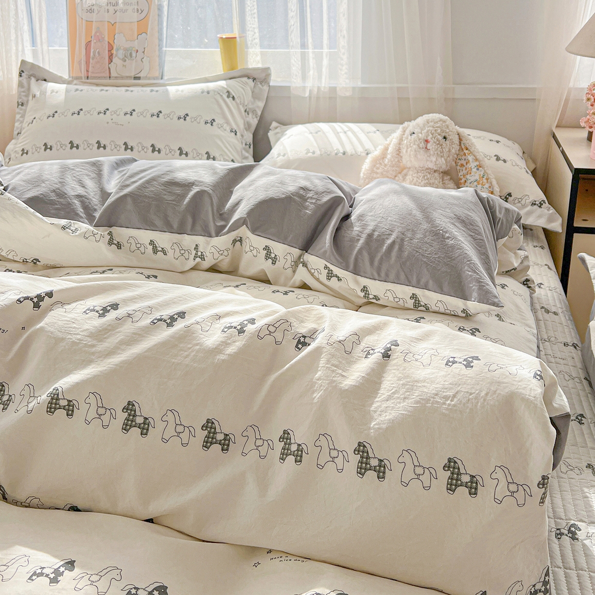 91家纺网 家纺一手货源 找家纺 梦纤绒 2026新款亲肤舒适仿棉印花床盖四件套 小木马