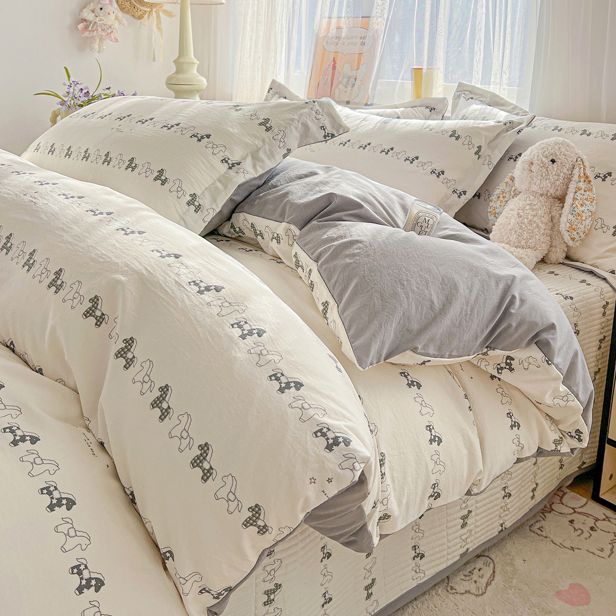 91家纺网 家纺一手货源 找家纺 梦纤绒 2026新款亲肤舒适仿棉印花床盖四件套 小木马