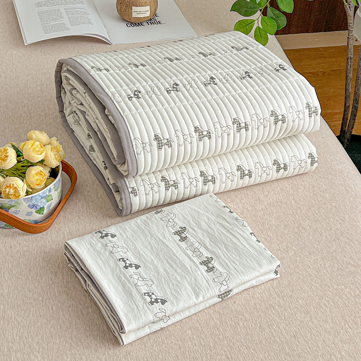 91家纺网 家纺一手货源 找家纺 梦纤绒 2026新款亲肤舒适仿棉印花床盖四件套 小木马