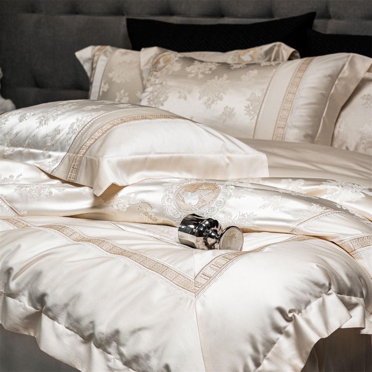 91家纺网 家纺一手货源 找家纺 鼎飞家纺 2026新款3D立体浮雕高精密长绒棉四件套--索菲尔系列 索菲尔-奶咖