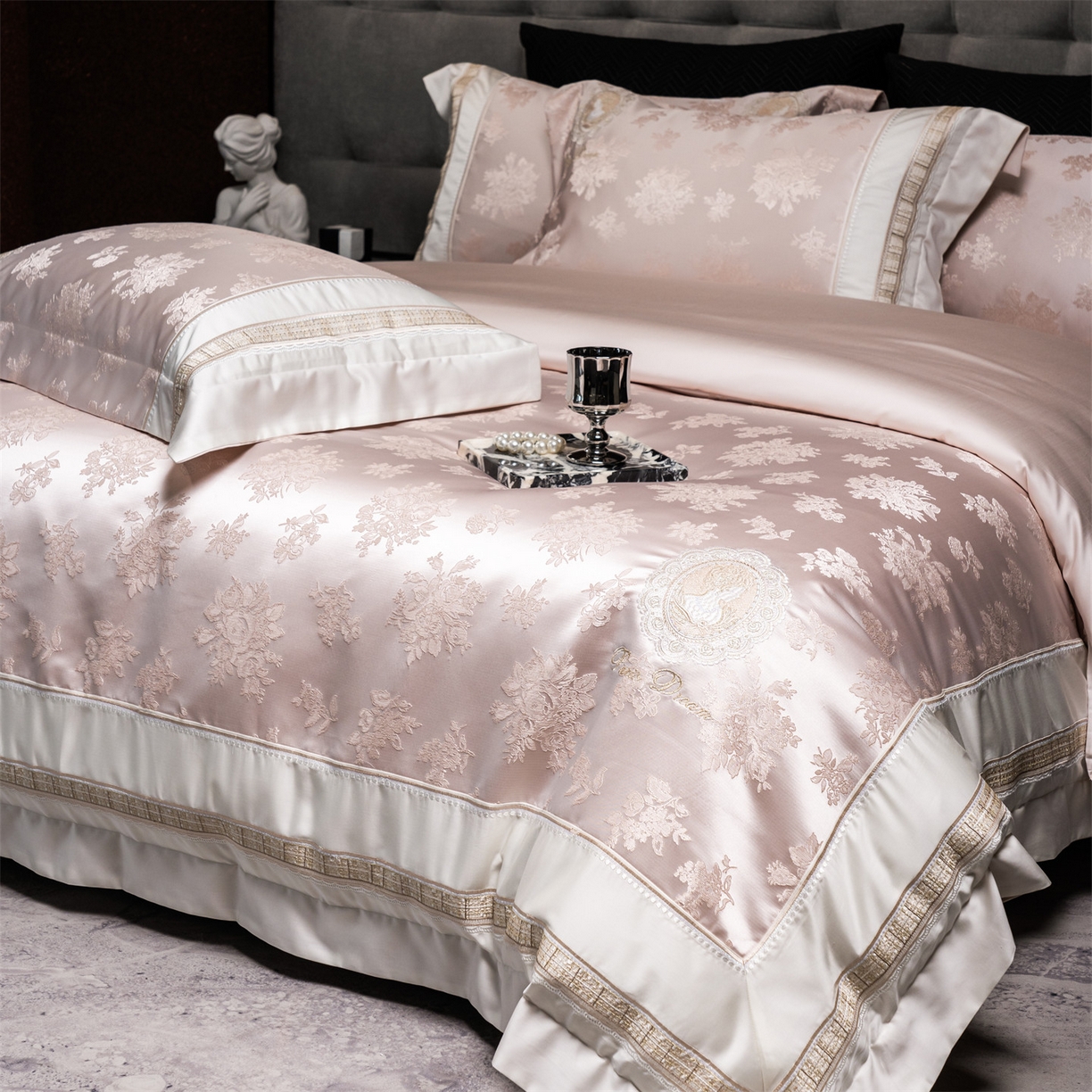 91家纺网 家纺一手货源 找家纺 鼎飞家纺 2026新款3D立体浮雕高精密长绒棉四件套--索菲尔系列 索菲尔-茶粉