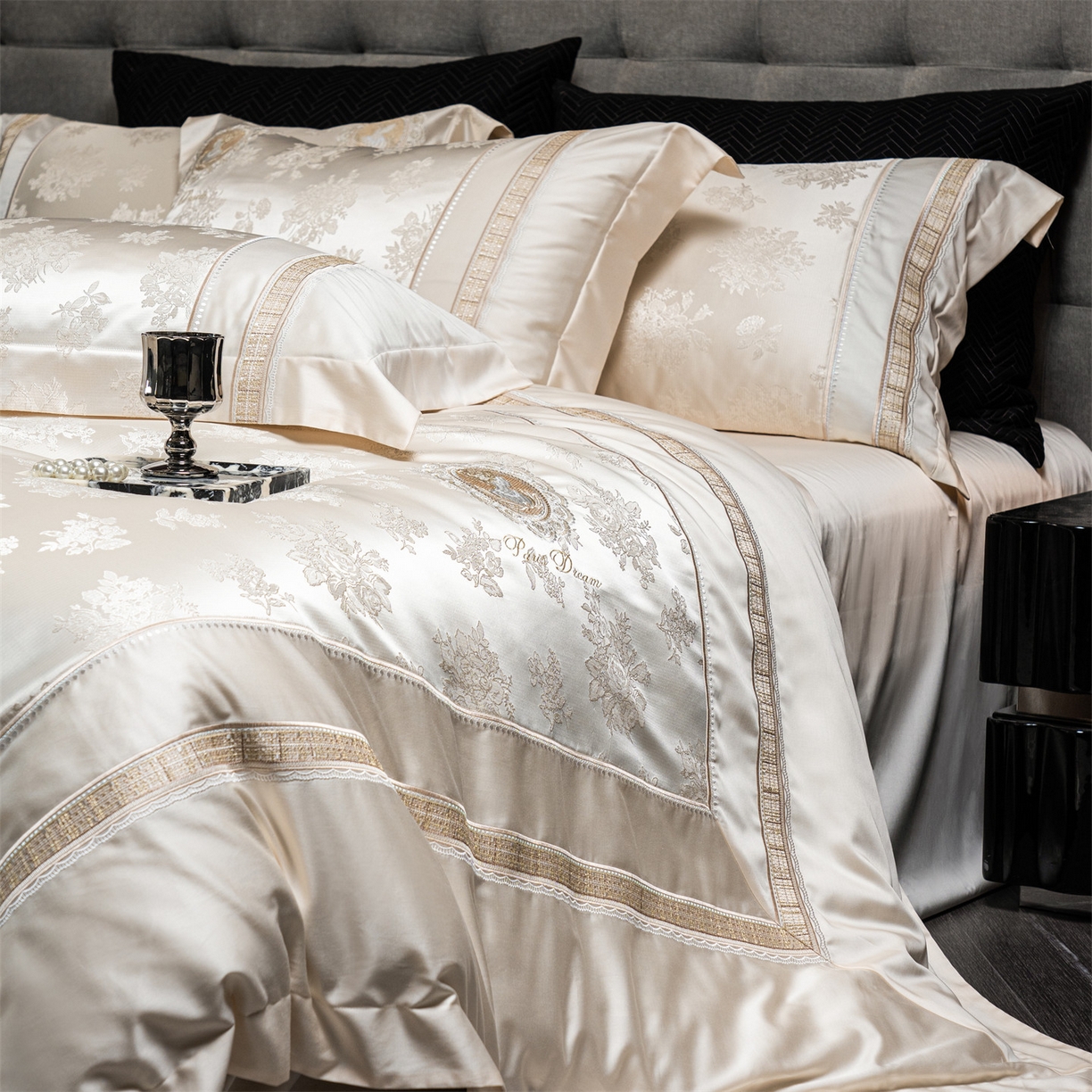 91家纺网 家纺一手货源 找家纺 鼎飞家纺 2026新款3D立体浮雕高精密长绒棉四件套--索菲尔系列 索菲尔-奶咖