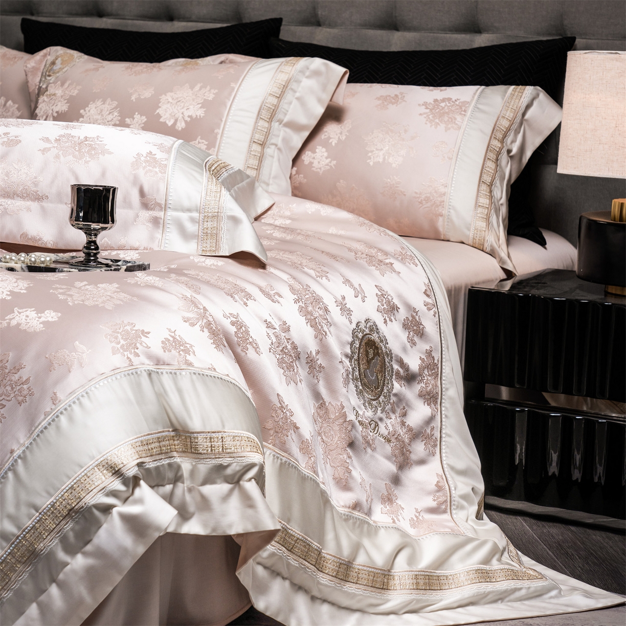 91家纺网 家纺一手货源 找家纺 鼎飞家纺 2026新款3D立体浮雕高精密长绒棉四件套--索菲尔系列 索菲尔-茶粉