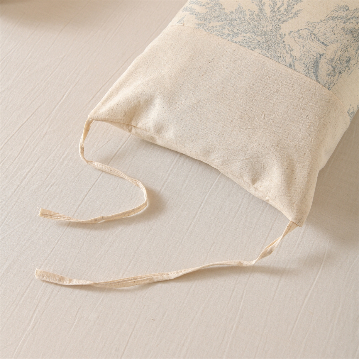 91家纺网 家纺一手货源 找家纺 仁宇枕业 2026新款棉麻古朴两用绑带款系列荞麦枕枕头枕芯 棉麻款两用绑带系列荞麦枕-青花瓷蓝