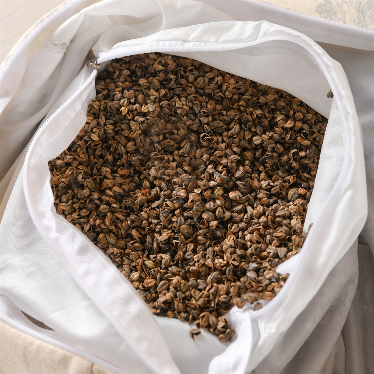 91家纺网 家纺一手货源 找家纺 仁宇枕业 2026新款棉麻古朴两用绑带款系列荞麦枕枕头枕芯 棉麻款两用绑带系列荞麦枕-青花瓷蓝