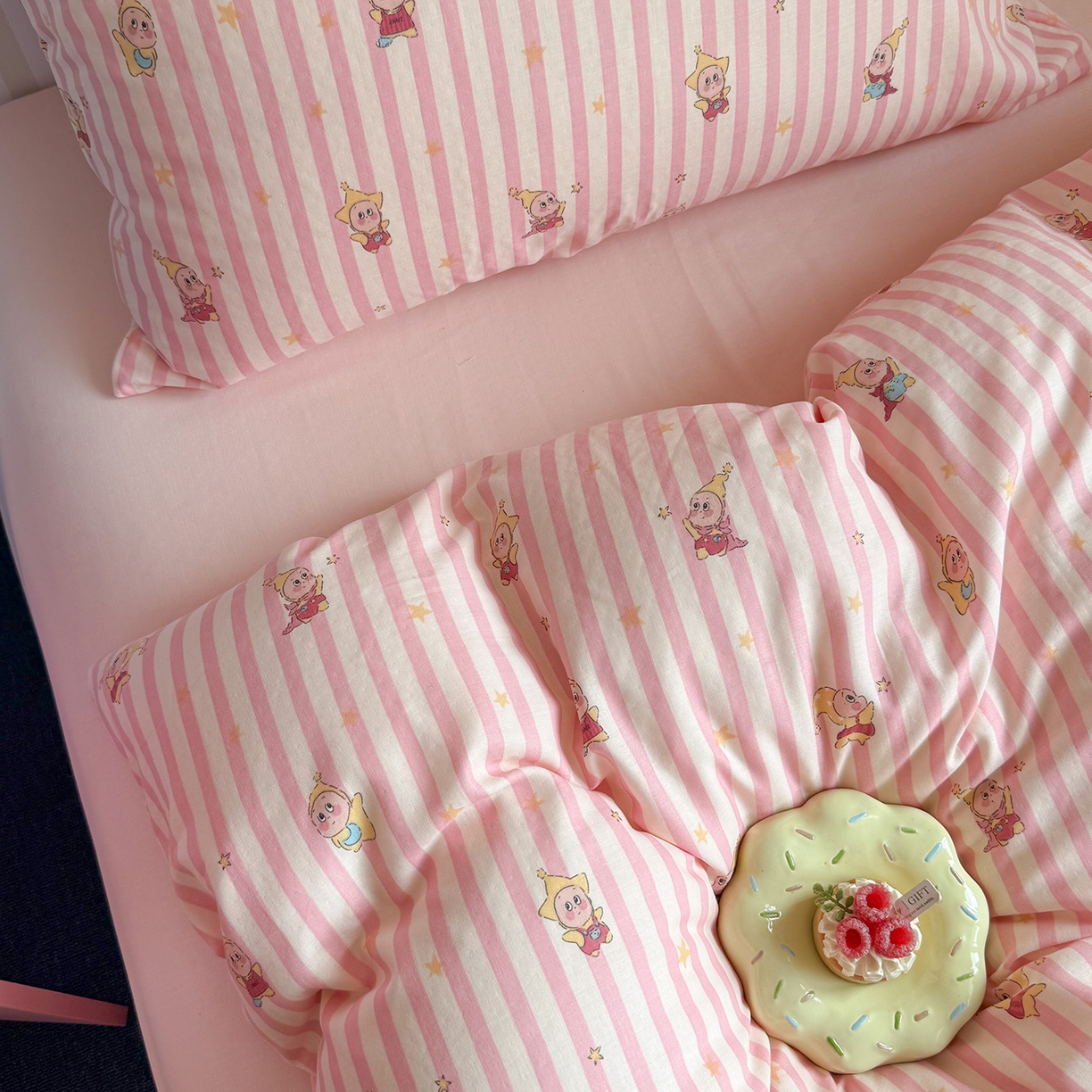 91家纺网 家纺一手货源 找家纺 麦伦家居 2026年春夏新款全棉纯棉有氧双层纱印花四件套-第二波 萌星粉