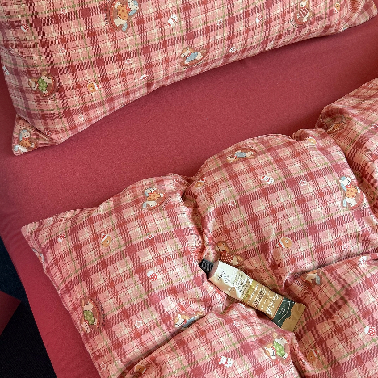 91家纺网 家纺一手货源 找家纺 麦伦家居 2026年春夏新款全棉纯棉有氧双层纱印花四件套-第二波 木马乐园