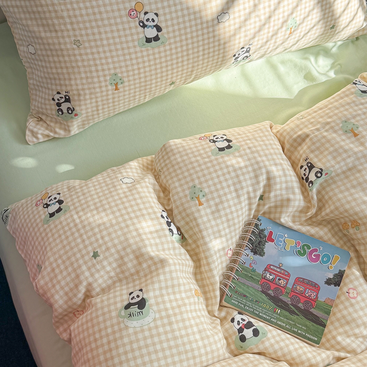 91家纺网 家纺一手货源 找家纺 麦伦家居 2026年春夏新款全棉纯棉有氧双层纱印花四件套-第二波 俏皮熊猫