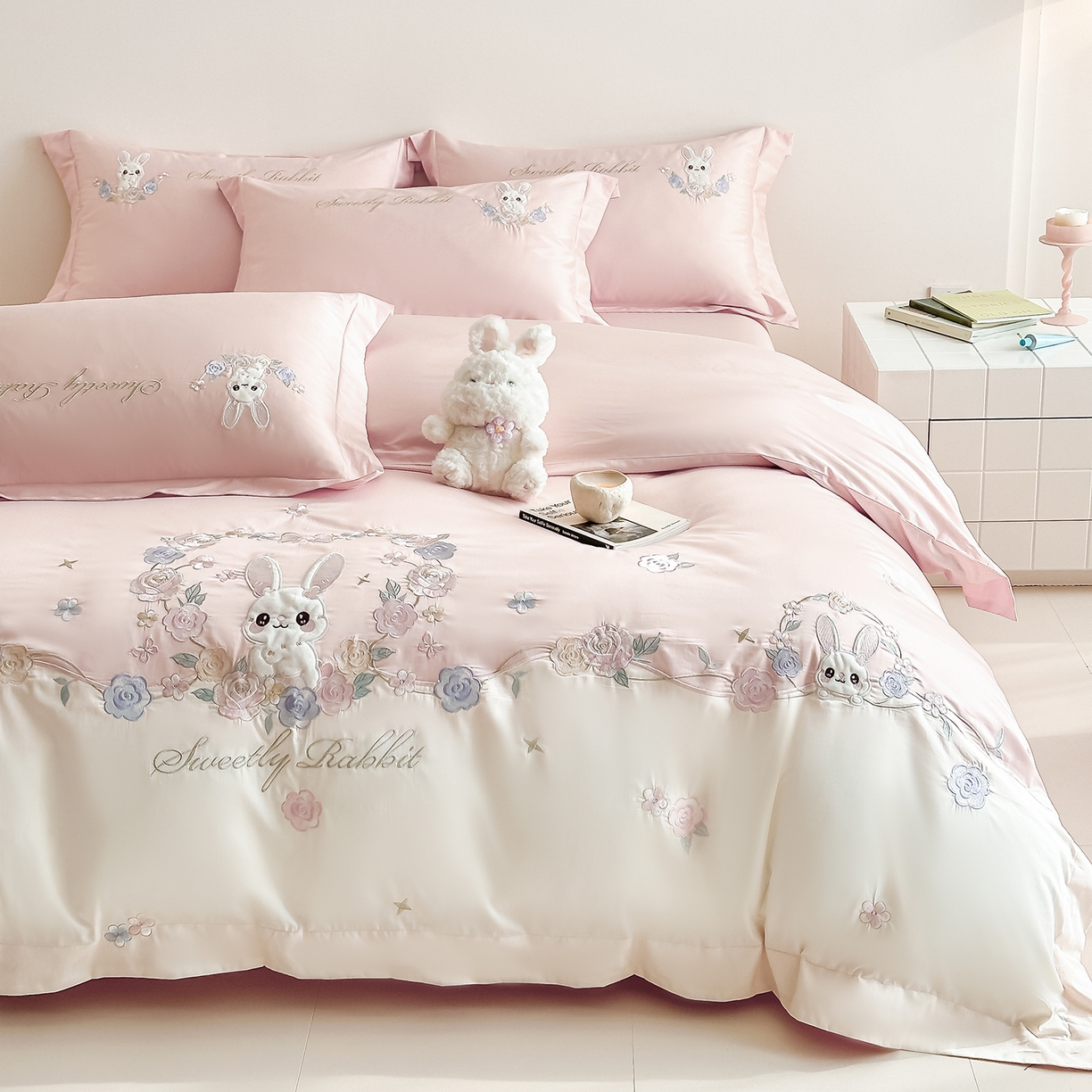 91家纺网 家纺一手货源 找家纺 （总）置顶家纺 2026新款比心兔系列全棉长绒棉拼接绣花四件套