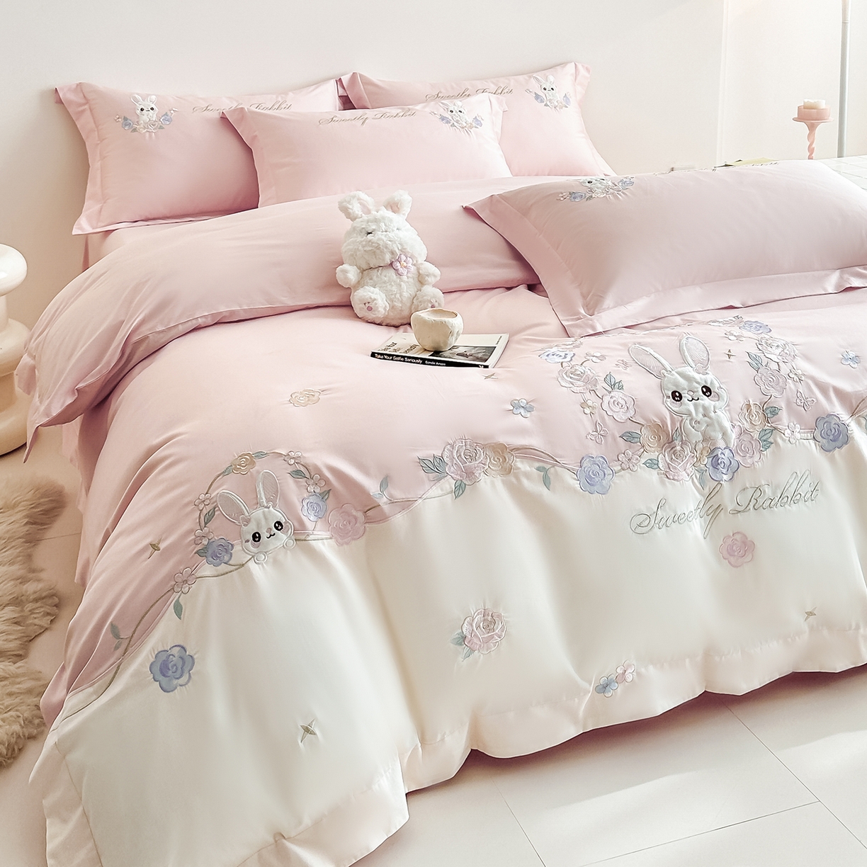 91家纺网 家纺一手货源 找家纺 （总）置顶家纺 2026新款比心兔系列全棉长绒棉拼接绣花四件套