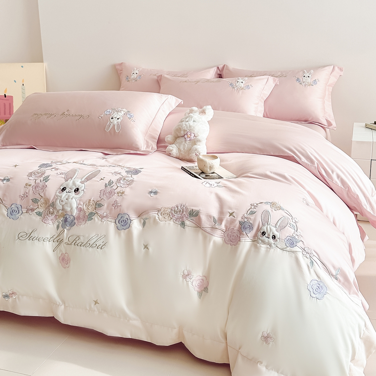 91家纺网 家纺一手货源 找家纺 置顶家纺 2026新款比心兔系列全棉长绒棉拼接绣花四件套 比心兔-粉色