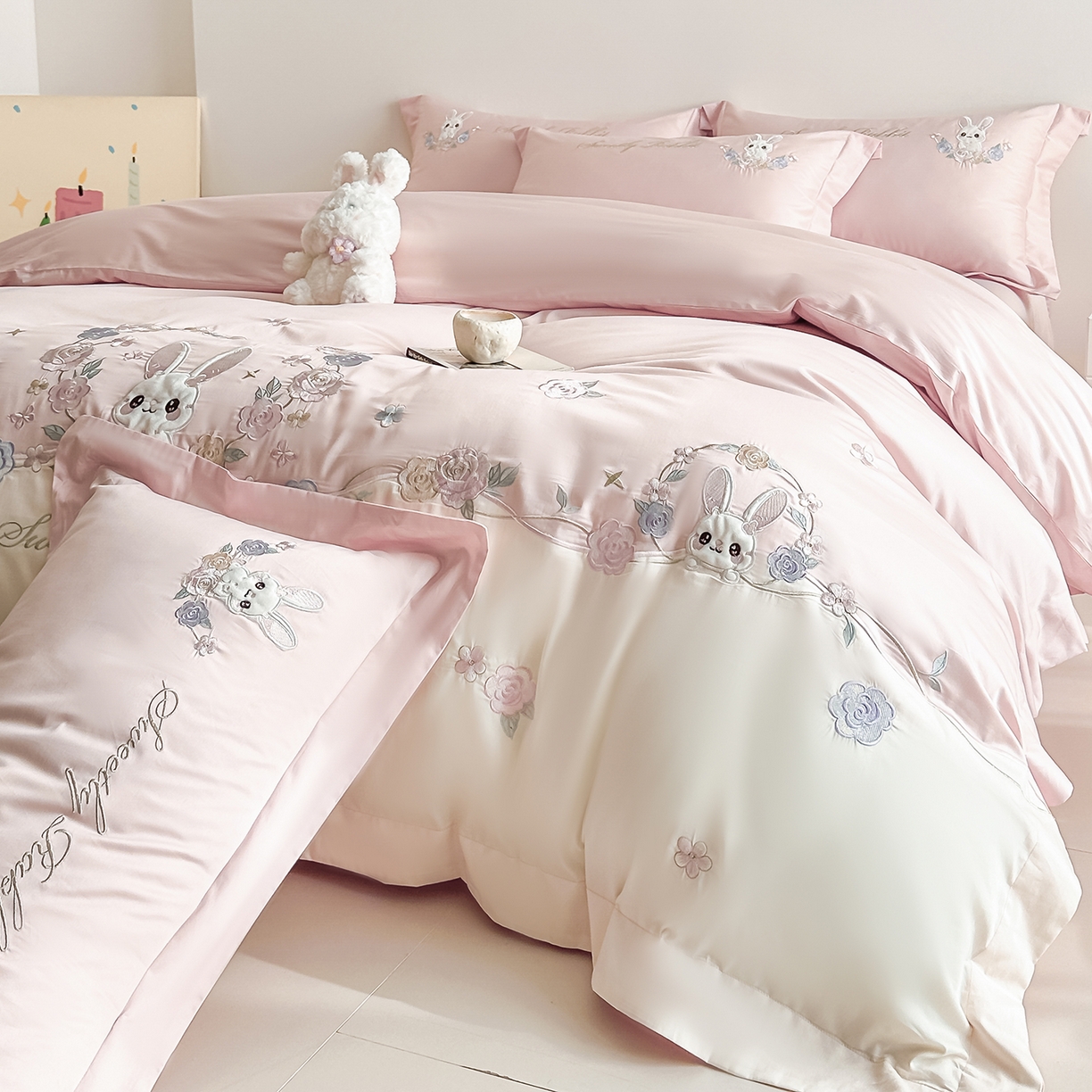 91家纺网 家纺一手货源 找家纺 置顶家纺 2026新款比心兔系列全棉长绒棉拼接绣花四件套 比心兔-粉色