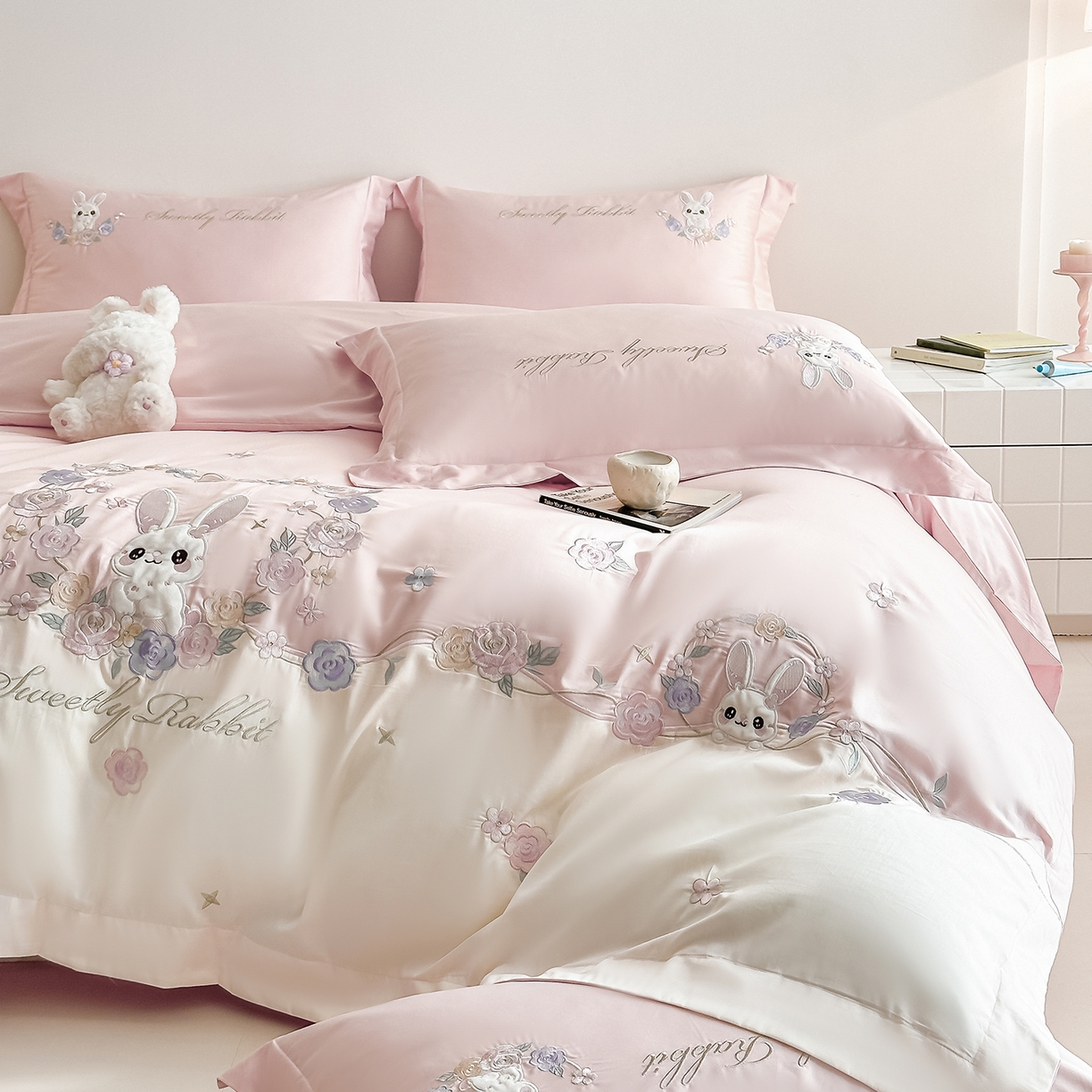 91家纺网 家纺一手货源 找家纺 置顶家纺 2026新款比心兔系列全棉长绒棉拼接绣花四件套 比心兔-粉色