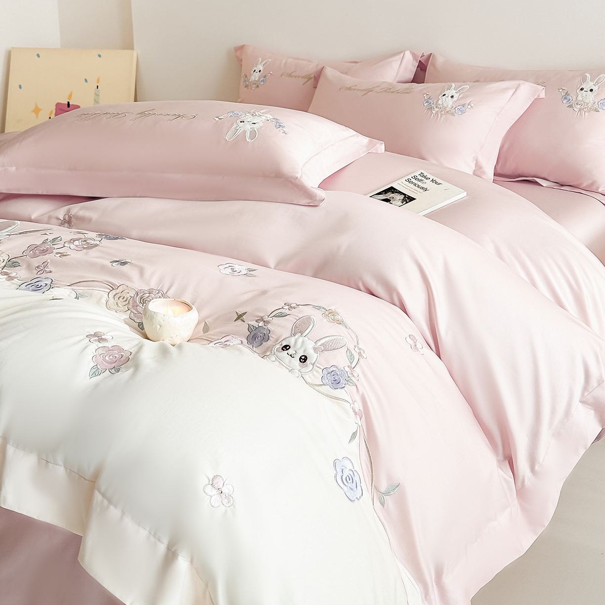 91家纺网 家纺一手货源 找家纺 置顶家纺 2026新款比心兔系列全棉长绒棉拼接绣花四件套 比心兔-粉色