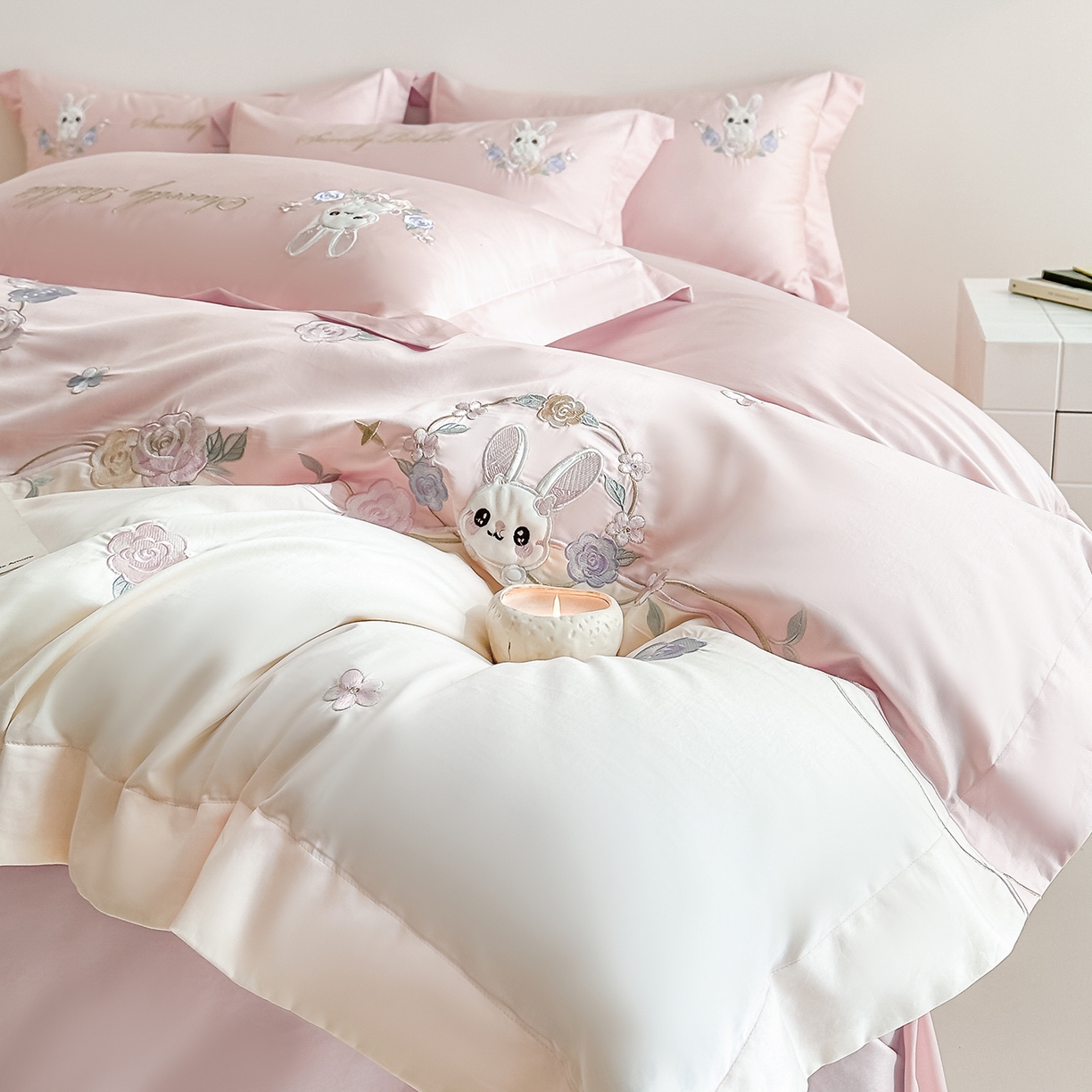 91家纺网 家纺一手货源 找家纺 置顶家纺 2026新款比心兔系列全棉长绒棉拼接绣花四件套 比心兔-粉色