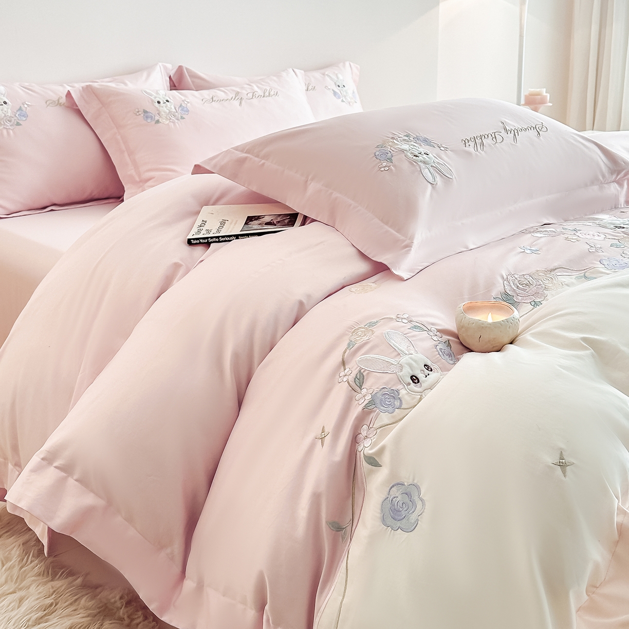 91家纺网 家纺一手货源 找家纺 置顶家纺 2026新款比心兔系列全棉长绒棉拼接绣花四件套 比心兔-粉色