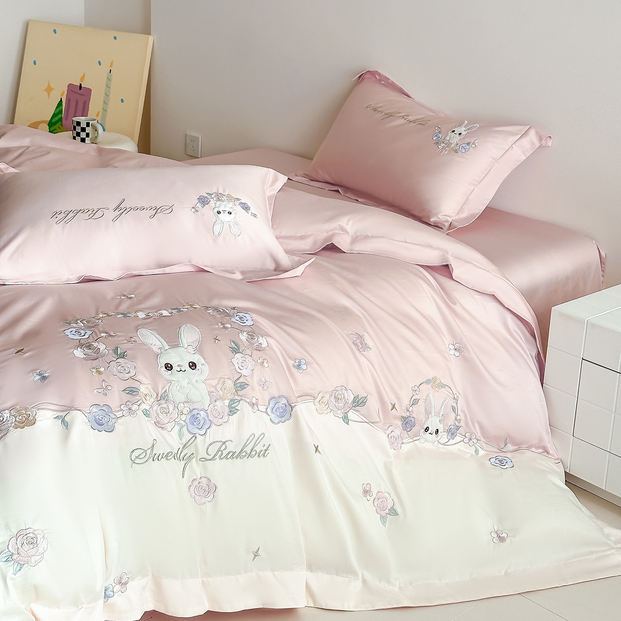 91家纺网 家纺一手货源 找家纺 置顶家纺 2026新款比心兔系列全棉长绒棉拼接绣花四件套 比心兔-粉色