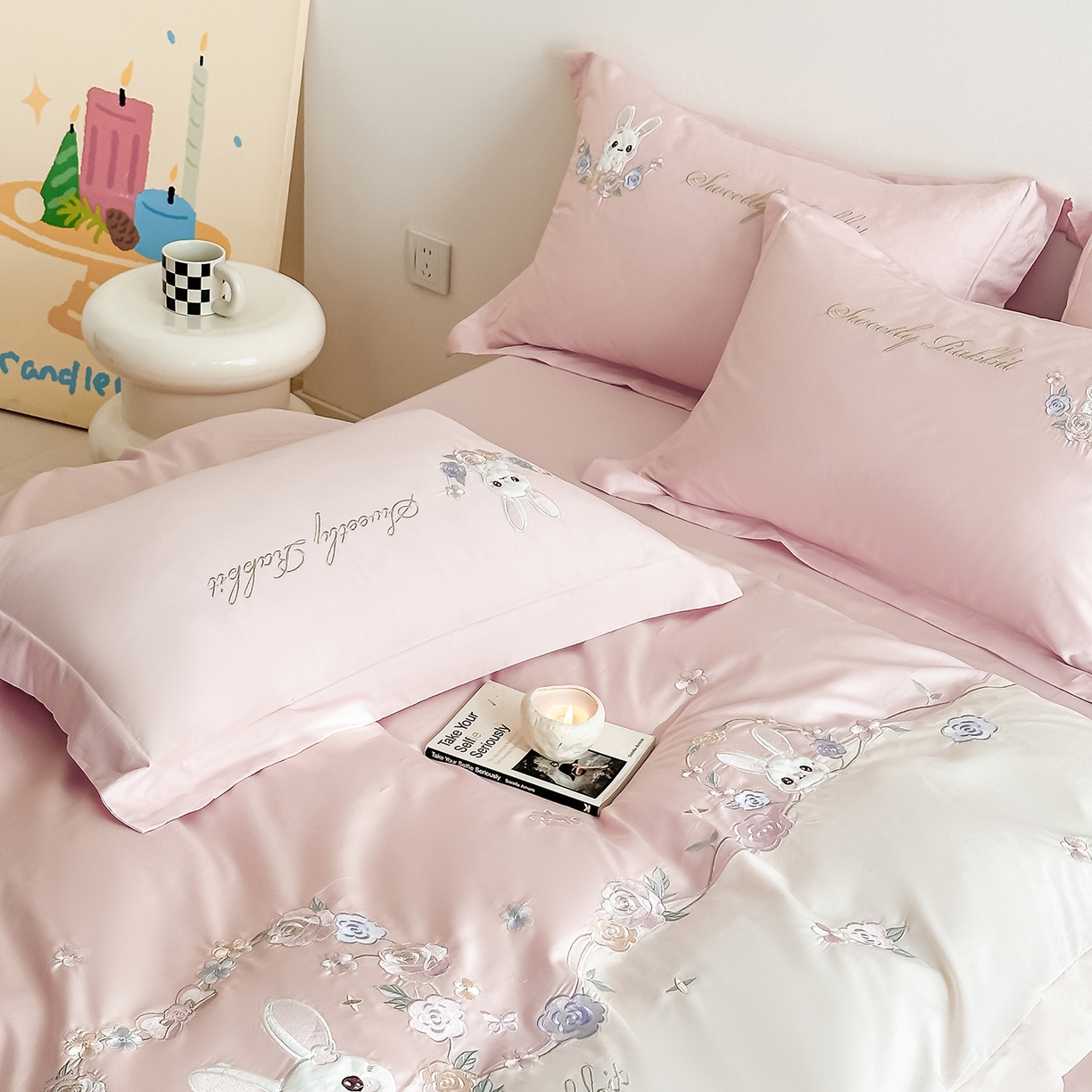 91家纺网 家纺一手货源 找家纺 置顶家纺 2026新款比心兔系列全棉长绒棉拼接绣花四件套 比心兔-粉色