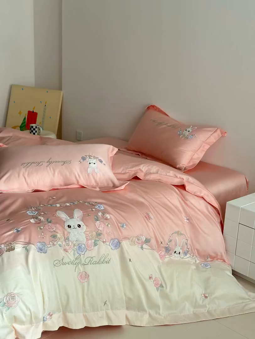 91家纺网 家纺一手货源 找家纺 置顶家纺 2026新款比心兔系列全棉长绒棉拼接绣花四件套 比心兔-粉色