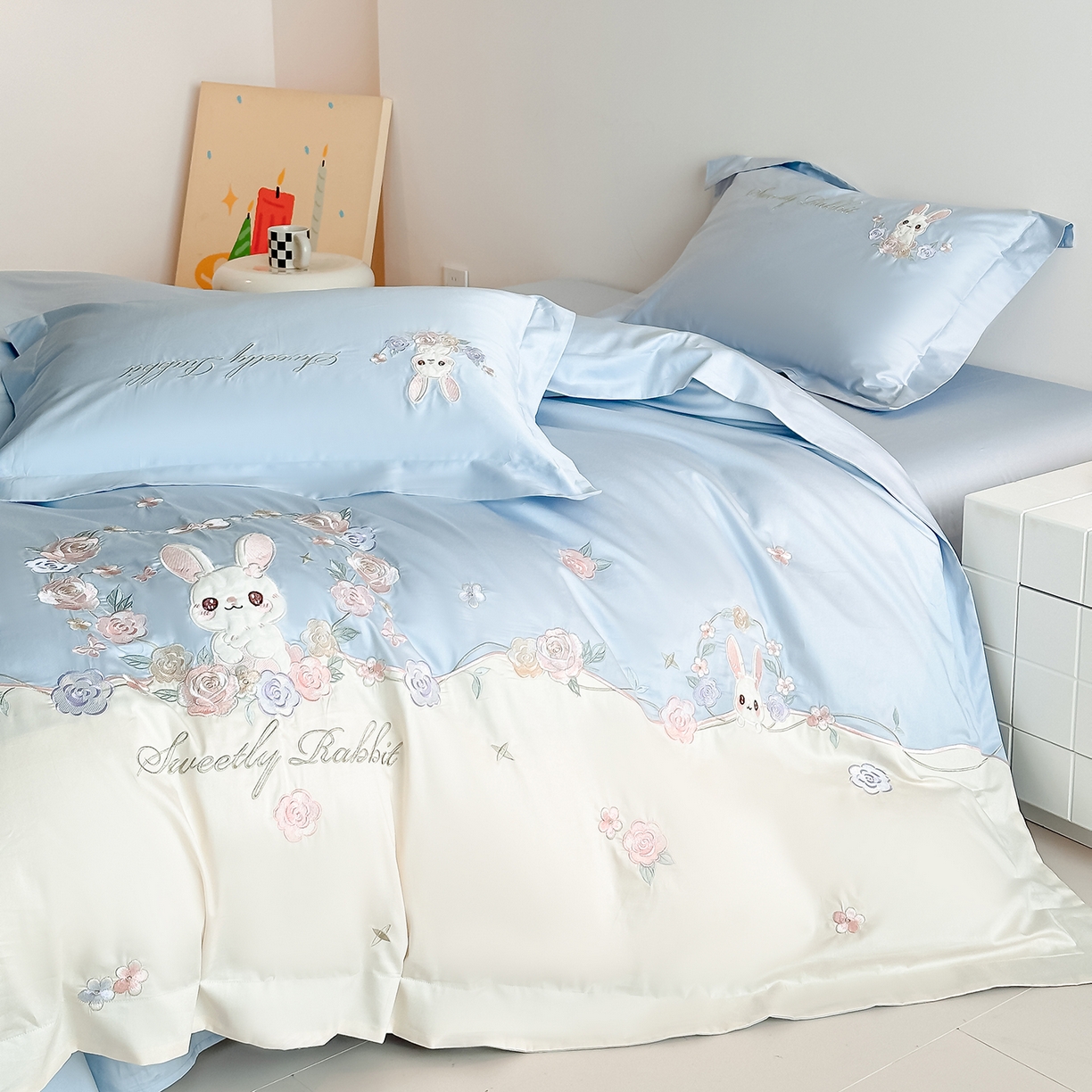 91家纺网 家纺一手货源 找家纺 置顶家纺 2026新款比心兔系列全棉长绒棉拼接绣花四件套 比心兔-天蓝