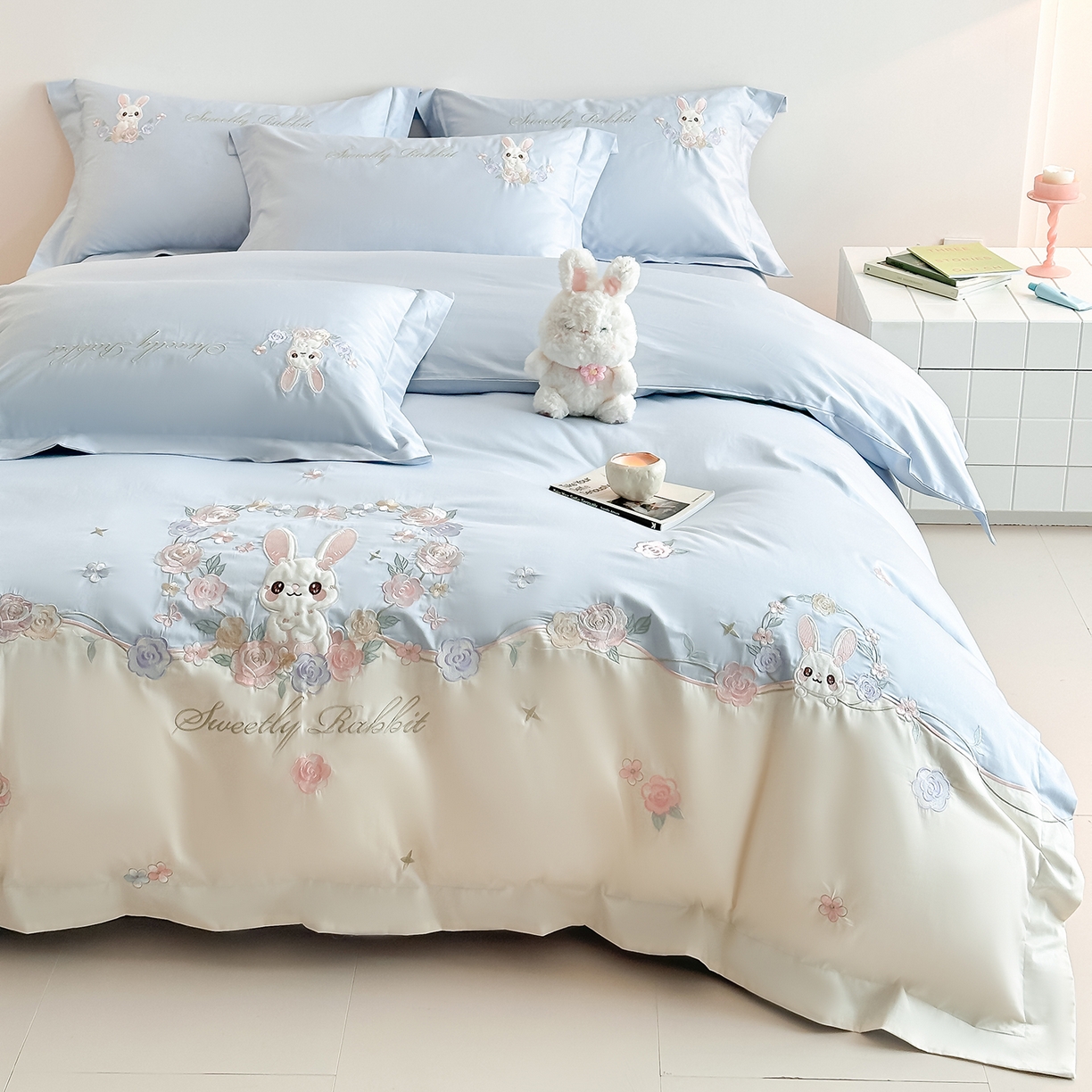 91家纺网 家纺一手货源 找家纺 置顶家纺 2026新款比心兔系列全棉长绒棉拼接绣花四件套 比心兔-天蓝