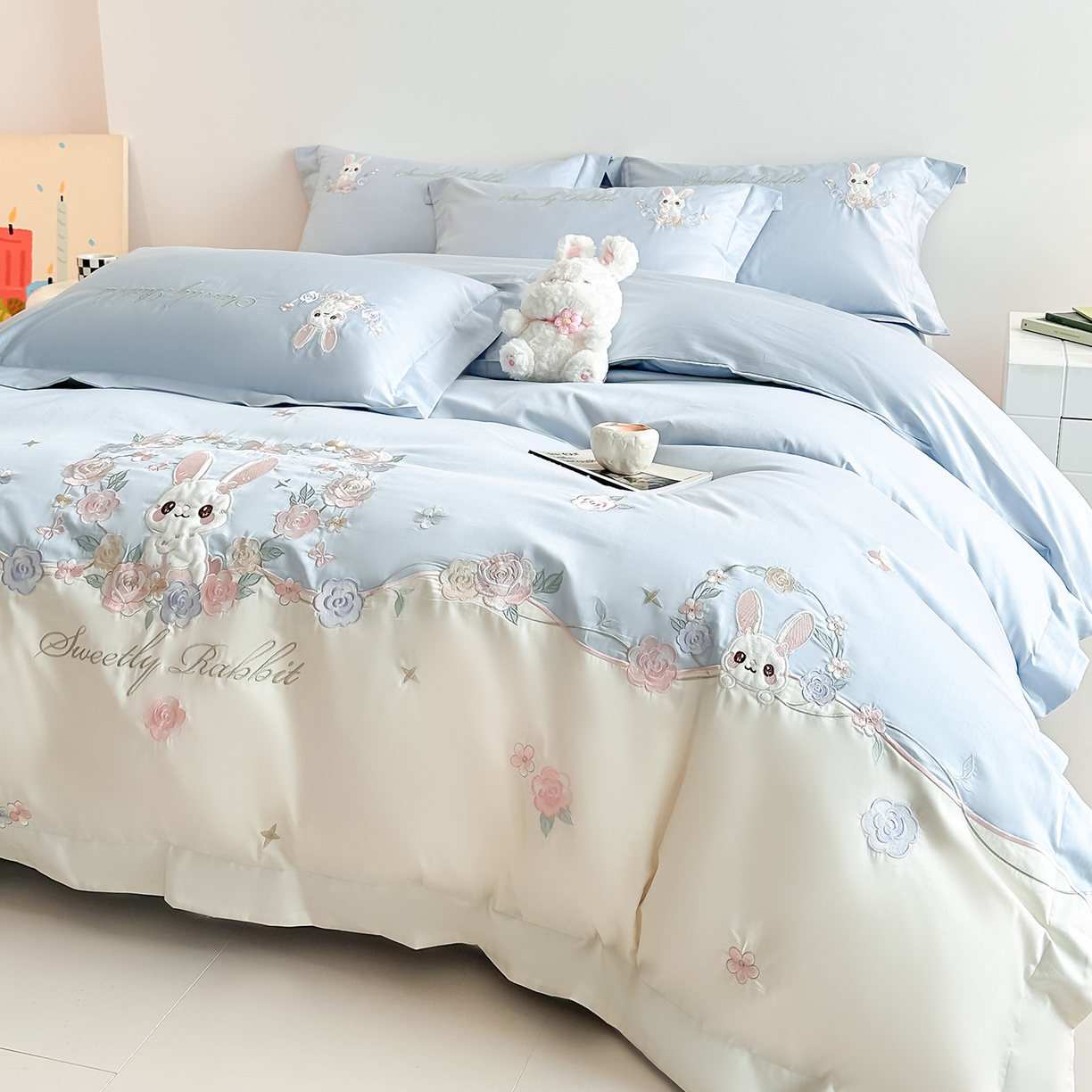 91家纺网 家纺一手货源 找家纺 置顶家纺 2026新款比心兔系列全棉长绒棉拼接绣花四件套 比心兔-天蓝