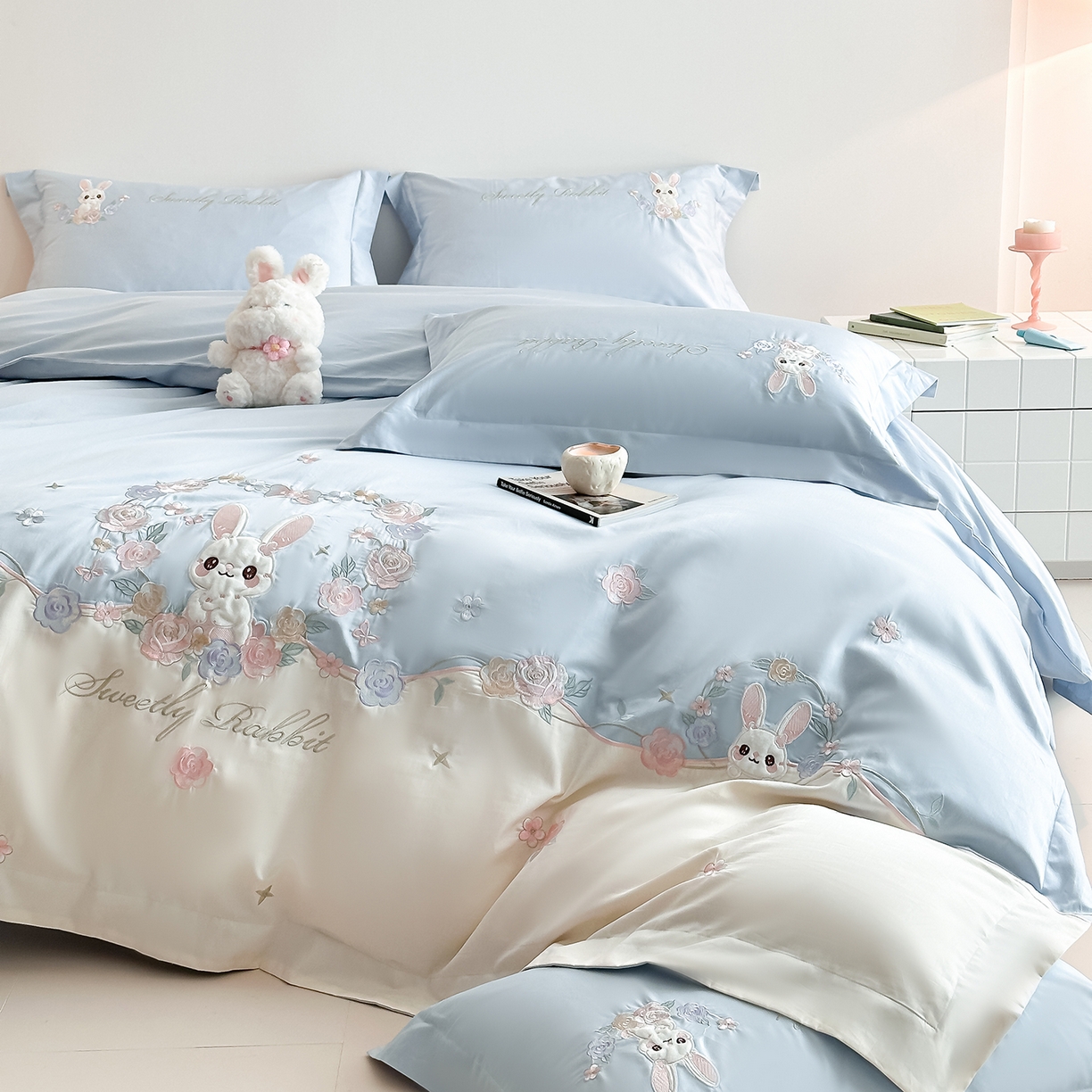 91家纺网 家纺一手货源 找家纺 置顶家纺 2026新款比心兔系列全棉长绒棉拼接绣花四件套 比心兔-天蓝