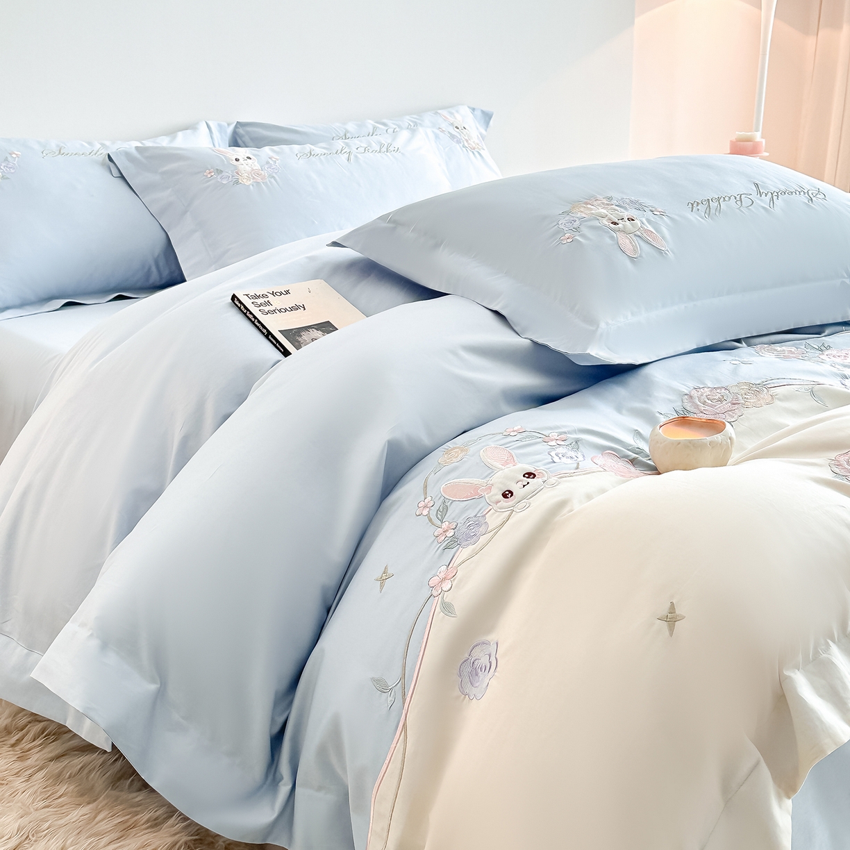 91家纺网 家纺一手货源 找家纺 置顶家纺 2026新款比心兔系列全棉长绒棉拼接绣花四件套 比心兔-天蓝