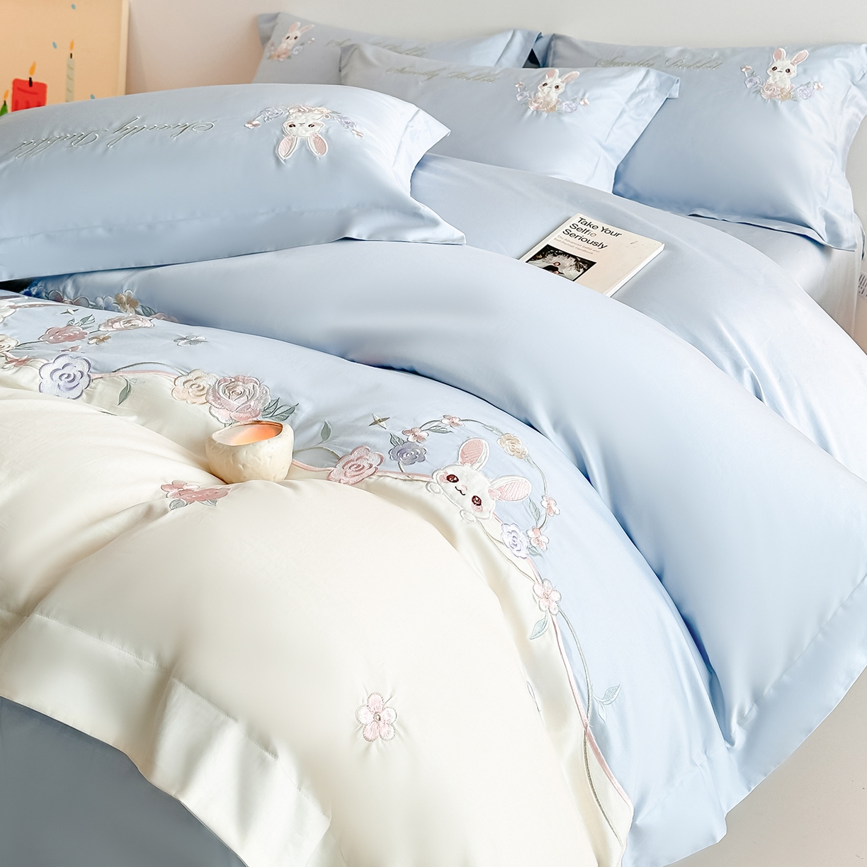 91家纺网 家纺一手货源 找家纺 置顶家纺 2026新款比心兔系列全棉长绒棉拼接绣花四件套 比心兔-天蓝