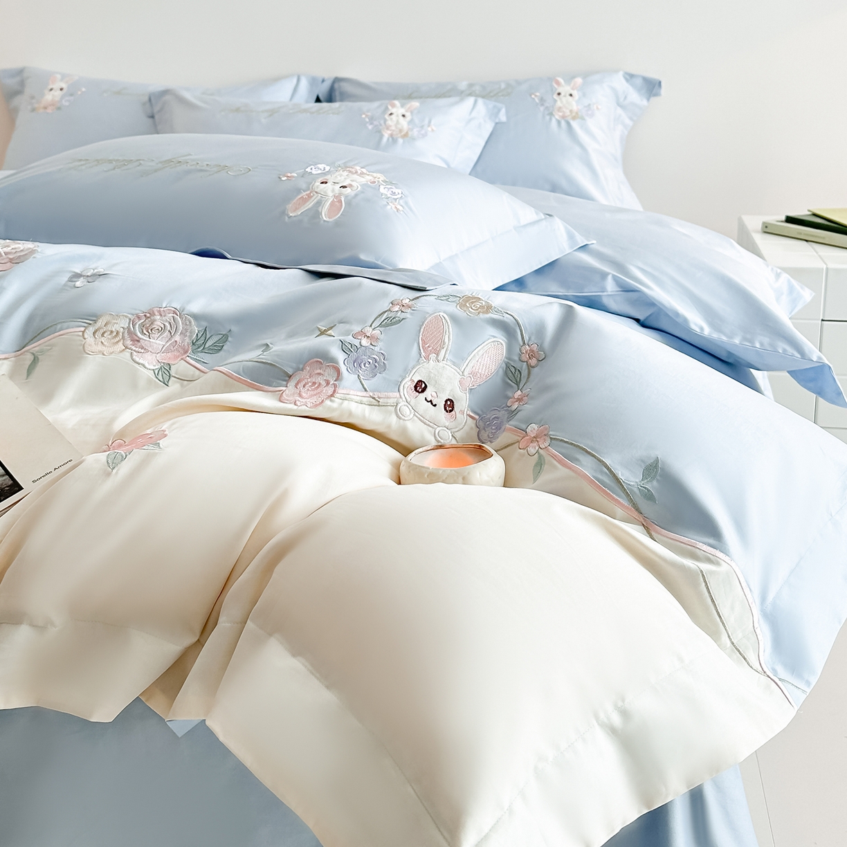 91家纺网 家纺一手货源 找家纺 置顶家纺 2026新款比心兔系列全棉长绒棉拼接绣花四件套 比心兔-天蓝