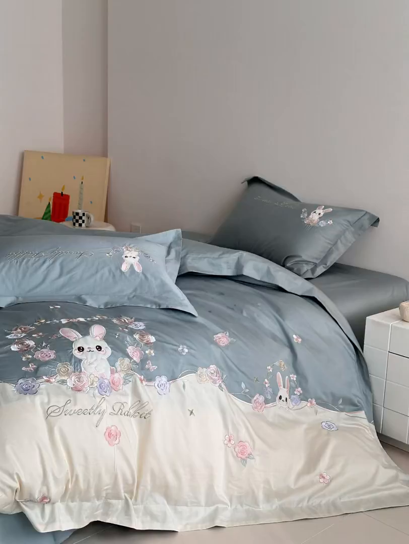 91家纺网 家纺一手货源 找家纺 置顶家纺 2026新款比心兔系列全棉长绒棉拼接绣花四件套 比心兔-天蓝