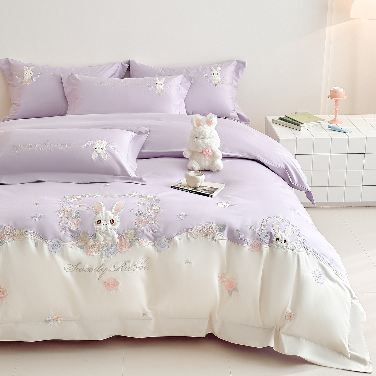 91家纺网 家纺一手货源 找家纺 置顶家纺 2026新款比心兔系列全棉长绒棉拼接绣花四件套 比心兔-香芋紫