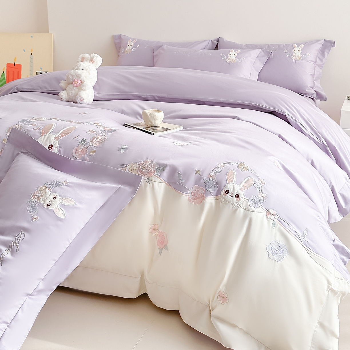 91家纺网 家纺一手货源 找家纺 置顶家纺 2026新款比心兔系列全棉长绒棉拼接绣花四件套 比心兔-香芋紫