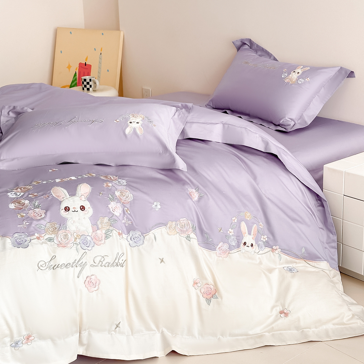 91家纺网 家纺一手货源 找家纺 置顶家纺 2026新款比心兔系列全棉长绒棉拼接绣花四件套 比心兔-香芋紫