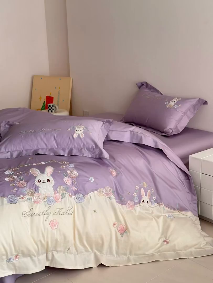 91家纺网 家纺一手货源 找家纺 置顶家纺 2026新款比心兔系列全棉长绒棉拼接绣花四件套 比心兔-香芋紫