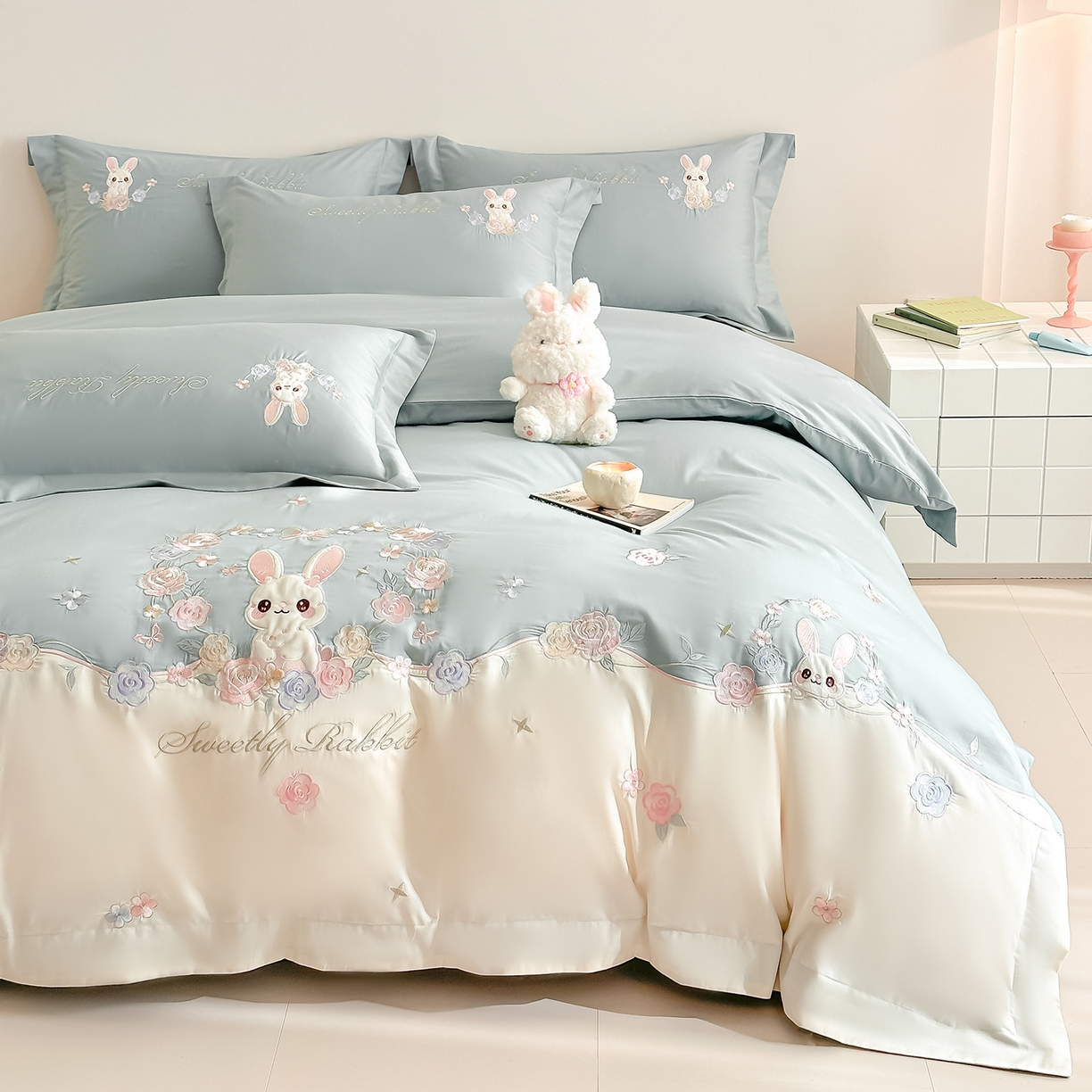 91家纺网 家纺一手货源 找家纺 置顶家纺 2026新款比心兔系列全棉长绒棉拼接绣花四件套 比心兔-月影蓝