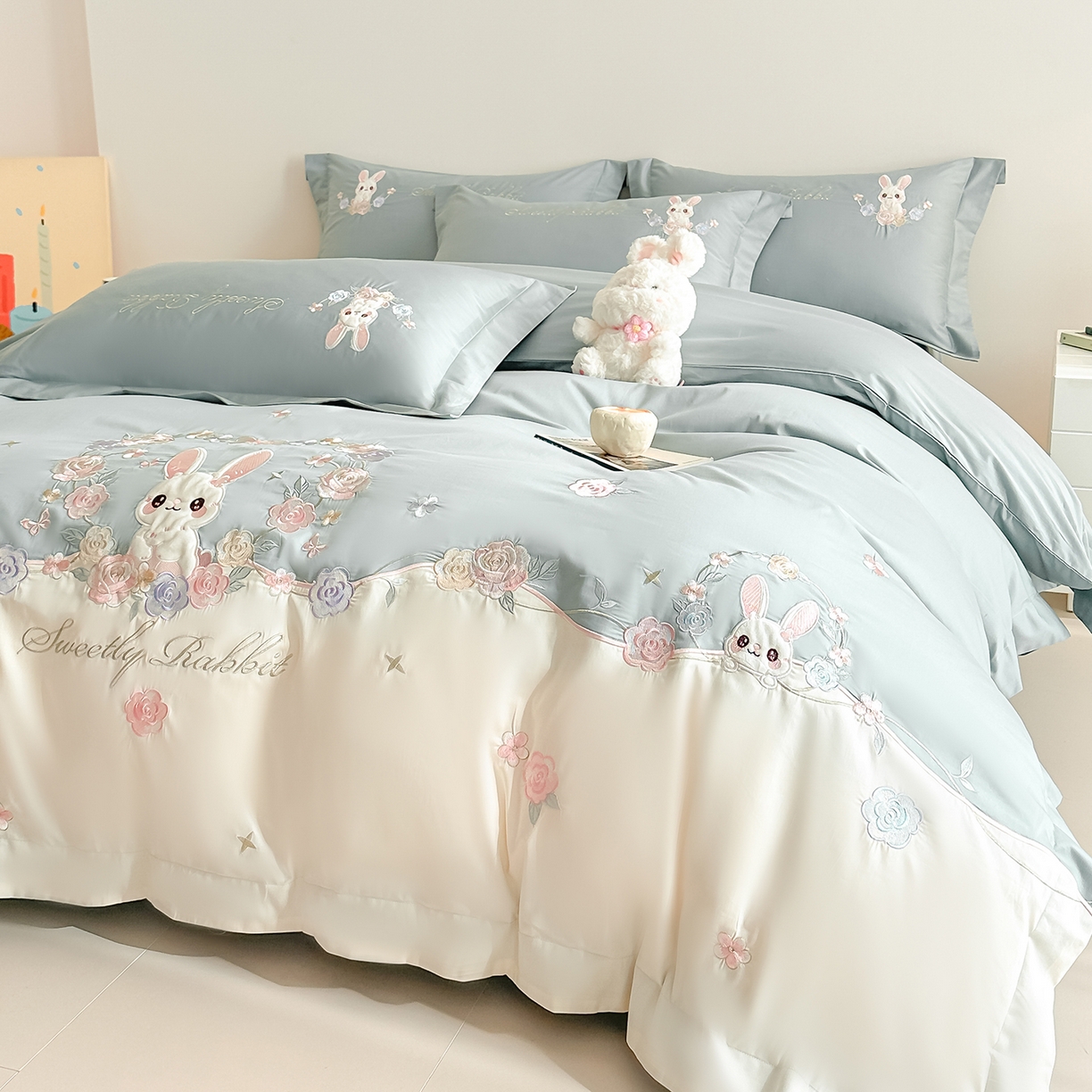 91家纺网 家纺一手货源 找家纺 置顶家纺 2026新款比心兔系列全棉长绒棉拼接绣花四件套 比心兔-月影蓝