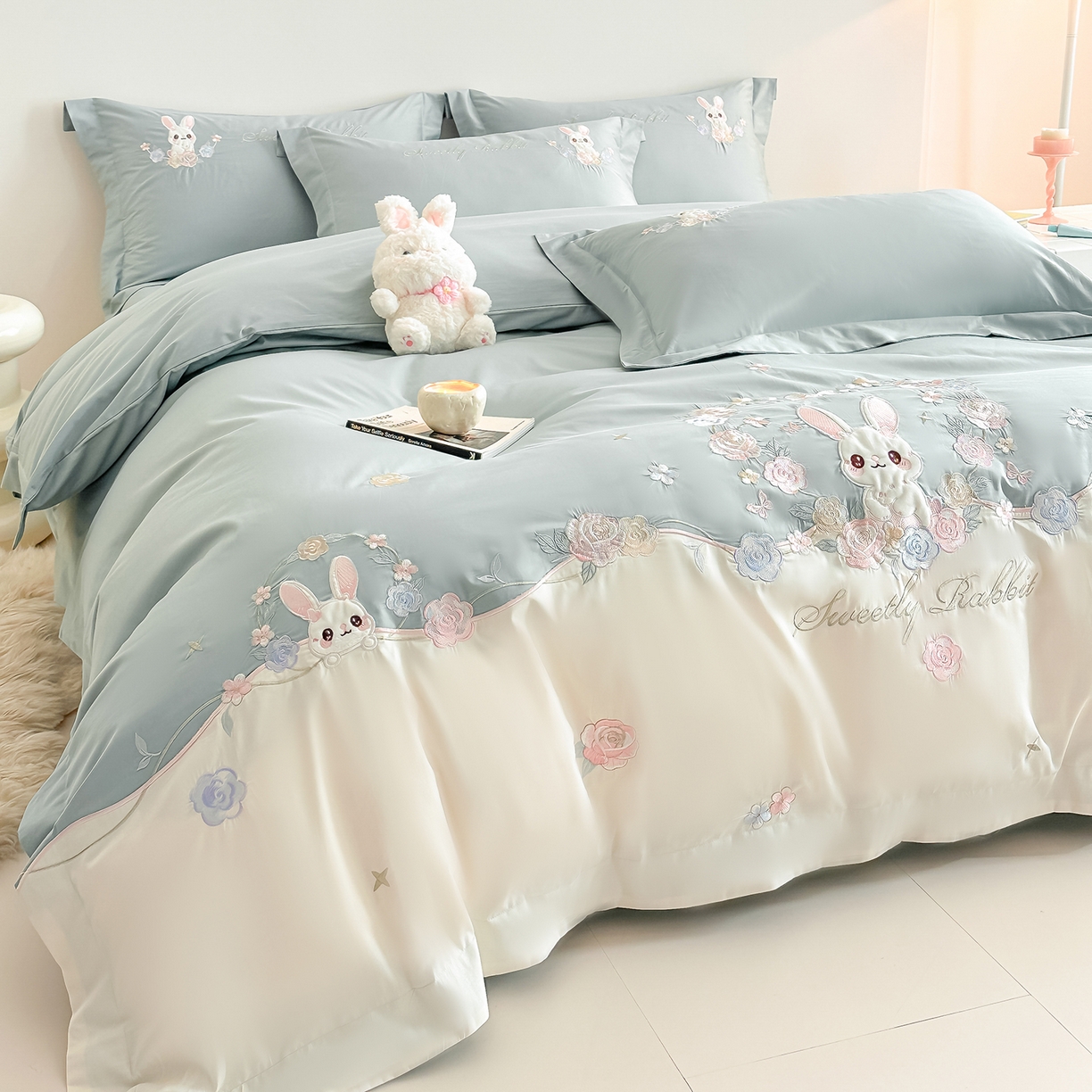 91家纺网 家纺一手货源 找家纺 置顶家纺 2026新款比心兔系列全棉长绒棉拼接绣花四件套 比心兔-月影蓝