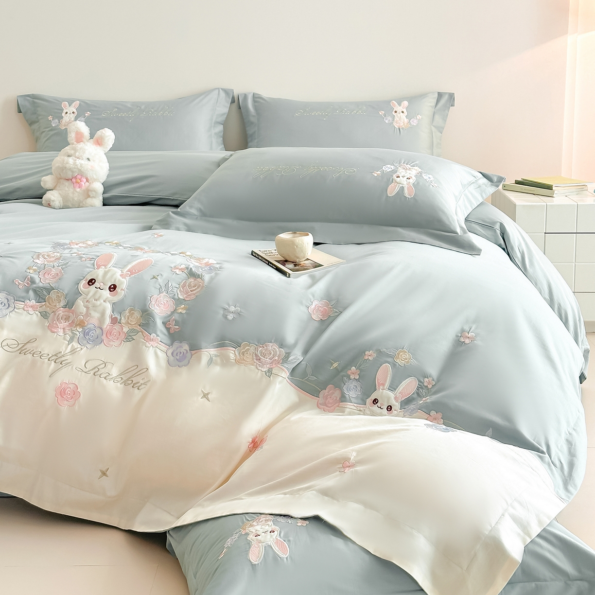 91家纺网 家纺一手货源 找家纺 置顶家纺 2026新款比心兔系列全棉长绒棉拼接绣花四件套 比心兔-月影蓝