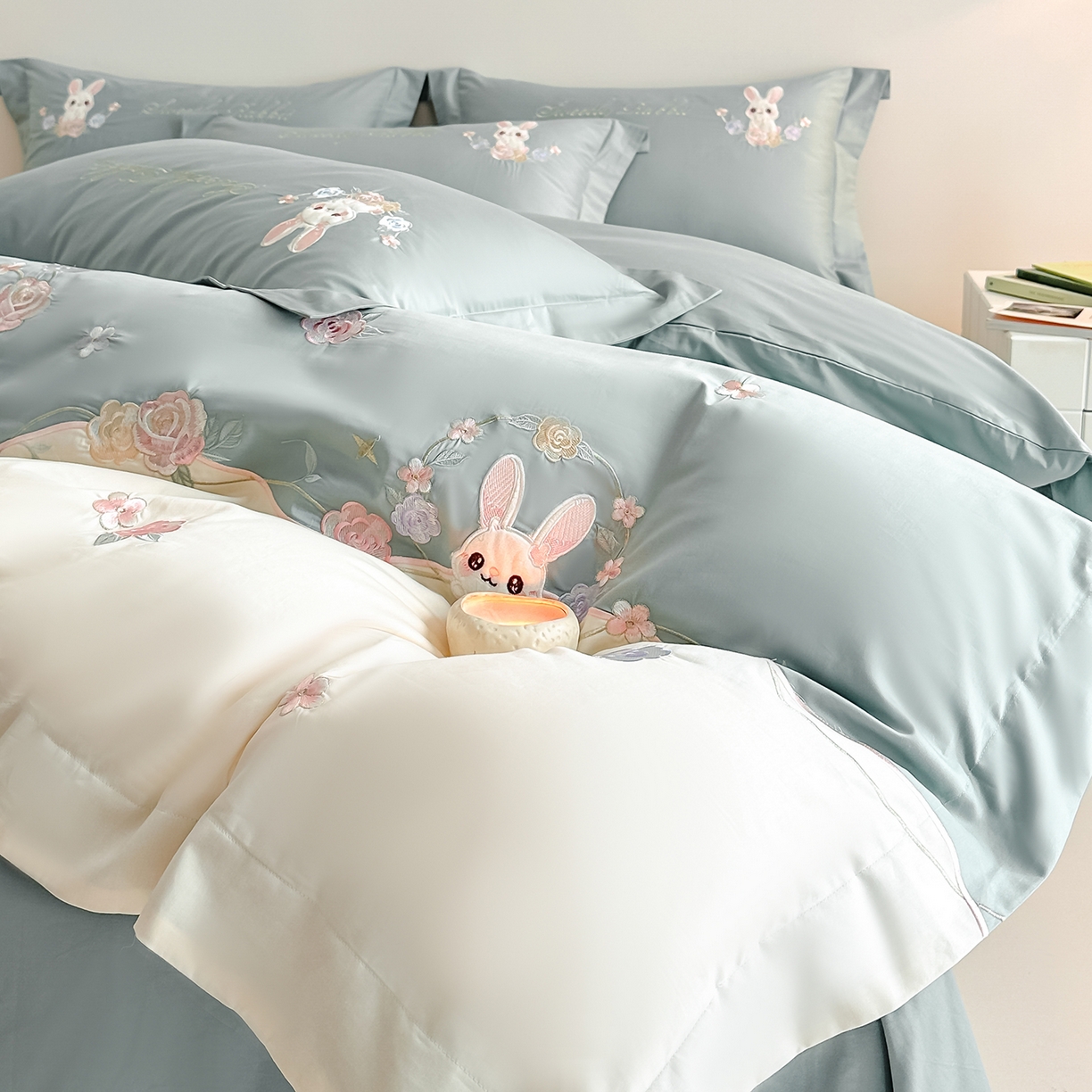 91家纺网 家纺一手货源 找家纺 置顶家纺 2026新款比心兔系列全棉长绒棉拼接绣花四件套 比心兔-月影蓝