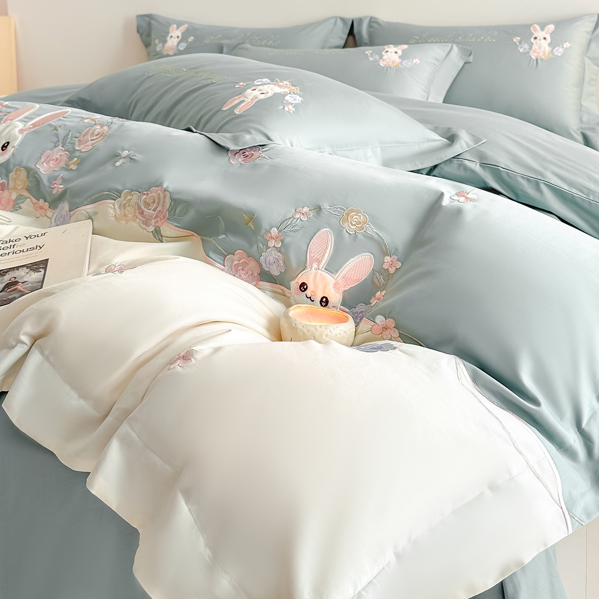 91家纺网 家纺一手货源 找家纺 置顶家纺 2026新款比心兔系列全棉长绒棉拼接绣花四件套 比心兔-月影蓝