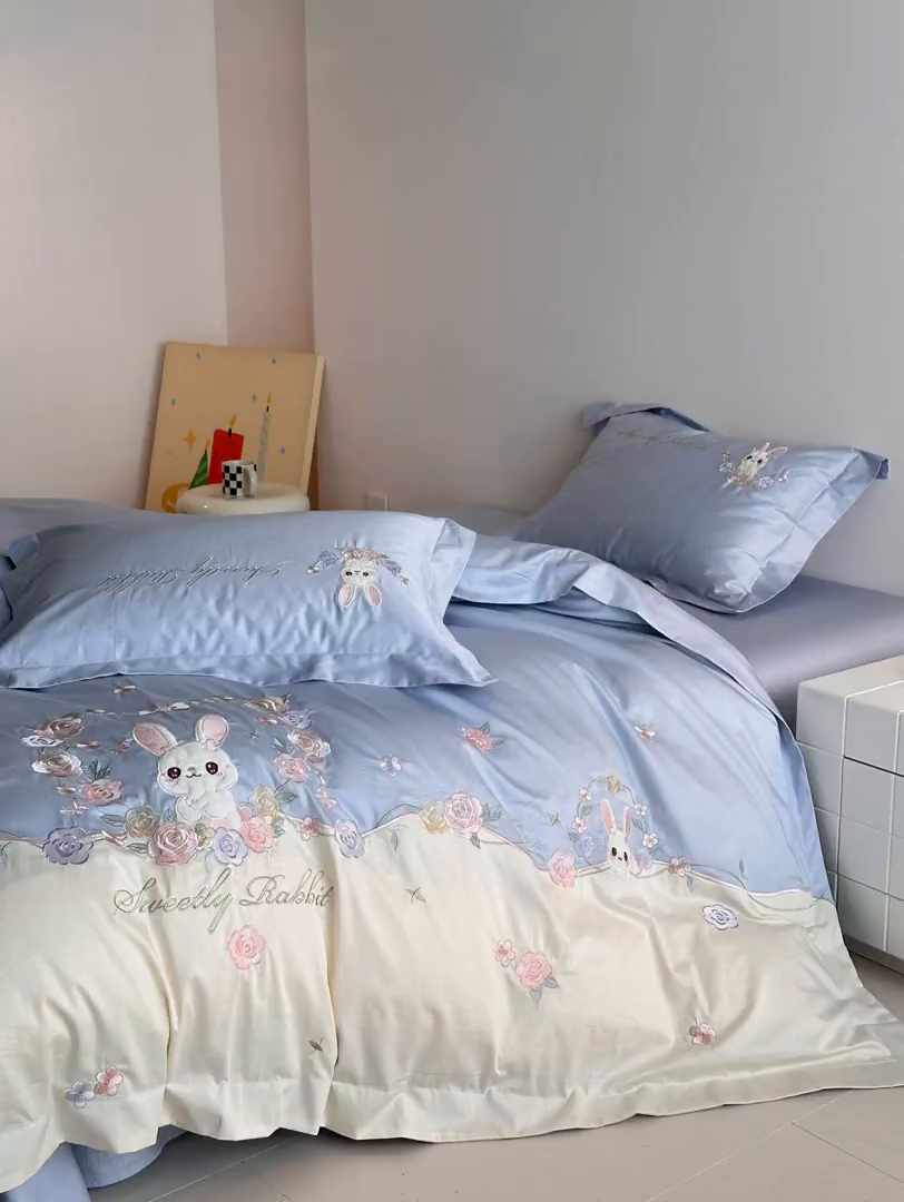 91家纺网 家纺一手货源 找家纺 置顶家纺 2026新款比心兔系列全棉长绒棉拼接绣花四件套 比心兔-月影蓝