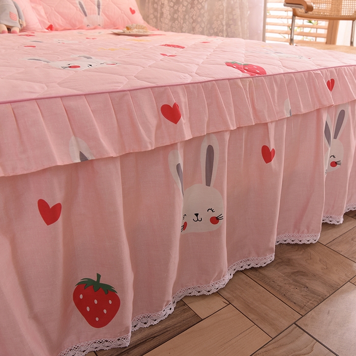 91家纺网 家纺一手货源 找家纺 美达2025全棉蕾丝小花边夹棉单床裙 草莓兔-粉