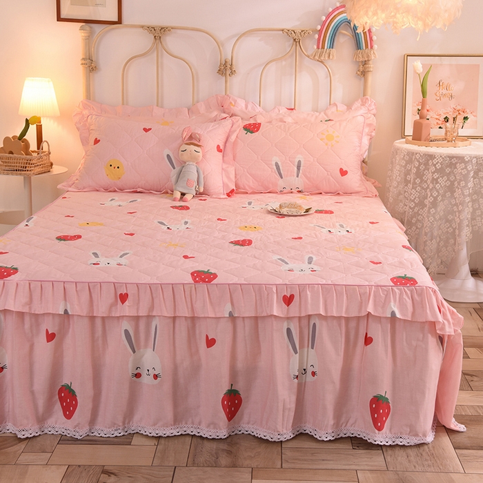 91家纺网 家纺一手货源 找家纺 美达2025全棉蕾丝小花边夹棉单床裙 草莓兔-粉