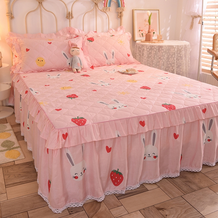 91家纺网 家纺一手货源 找家纺 美达2025全棉蕾丝小花边夹棉单床裙 草莓兔-粉