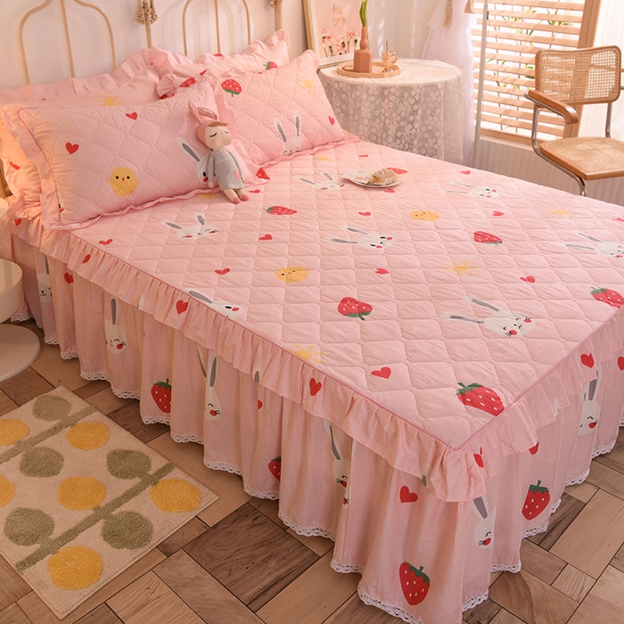 91家纺网 家纺一手货源 找家纺 美达2025全棉蕾丝小花边夹棉单床裙 草莓兔-粉