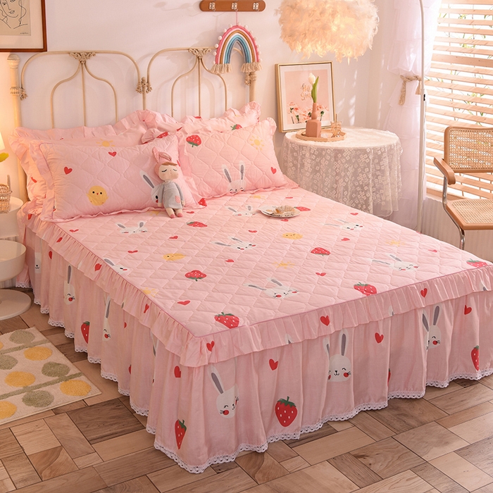 91家纺网 家纺一手货源 找家纺 美达2025全棉蕾丝小花边夹棉单床裙 草莓兔-粉